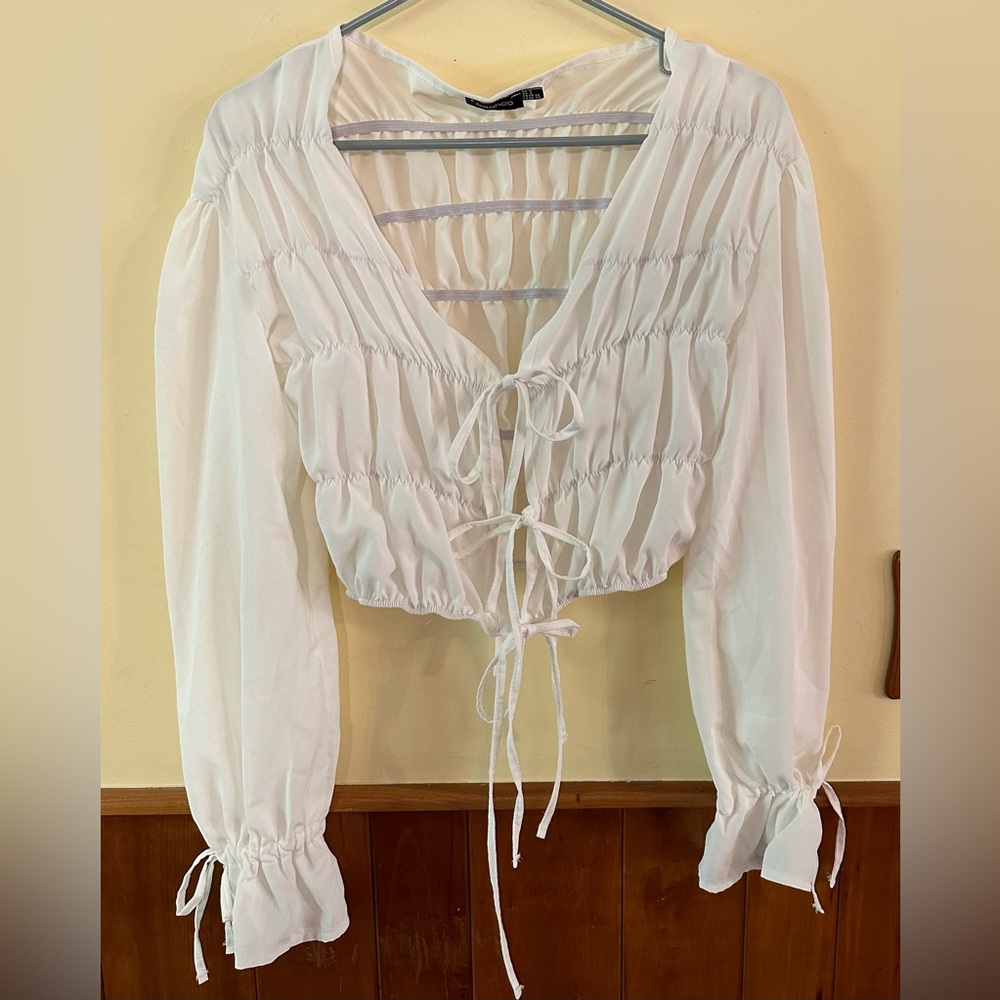 BOOHOO size 4, white, tie front, puffy long sleeved crop top.